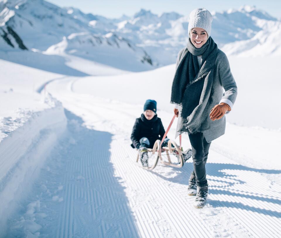 Schlittenfahren mit Kind Arlberg