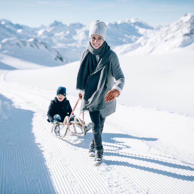 Schlittenfahren mit Kind Arlberg